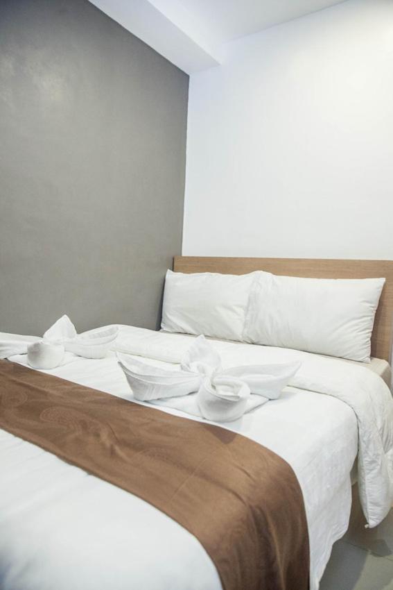 Melbourne Suites Makati City Exterior photo